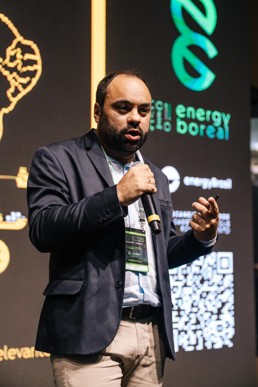 Raone Silva em conferência de blazer